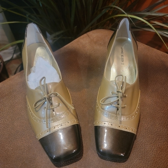 Anne Klein iflex AK Brown/Tan Tie-Up Color-Block Heeled Oxford Shoes/AKKarisse - Picture 2 of 11